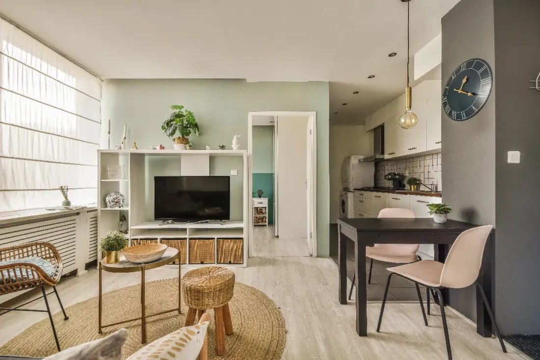 Pisos y muros terminados en una vivienda con sala y cocina.